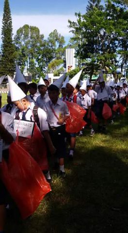 Ratusan Siswa Bagikan Bunga Perdamaian di Tondano